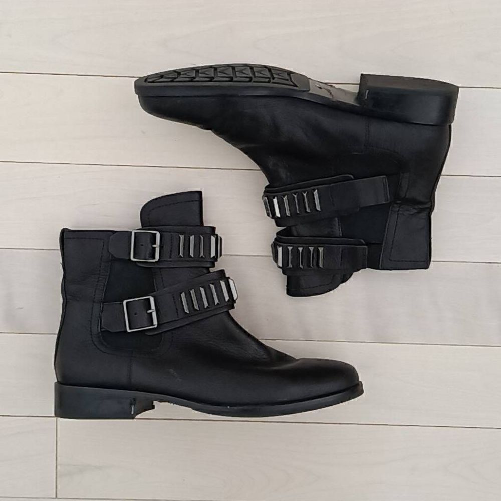 Pour La Victoire Women's Double Strap Ankle Pull On Boots Size 10